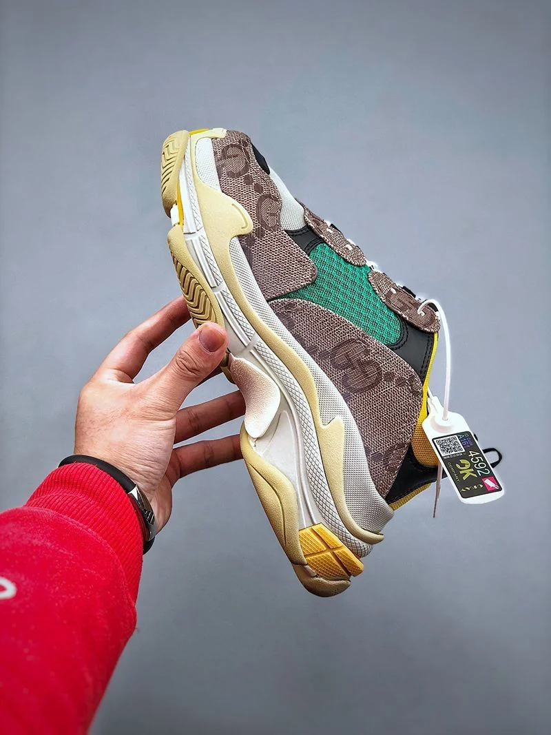 日本未入荷グッチ バレンシアガ コピー ザ ハッカー プロジェクト Triple S スニーカー 677193UMO209766